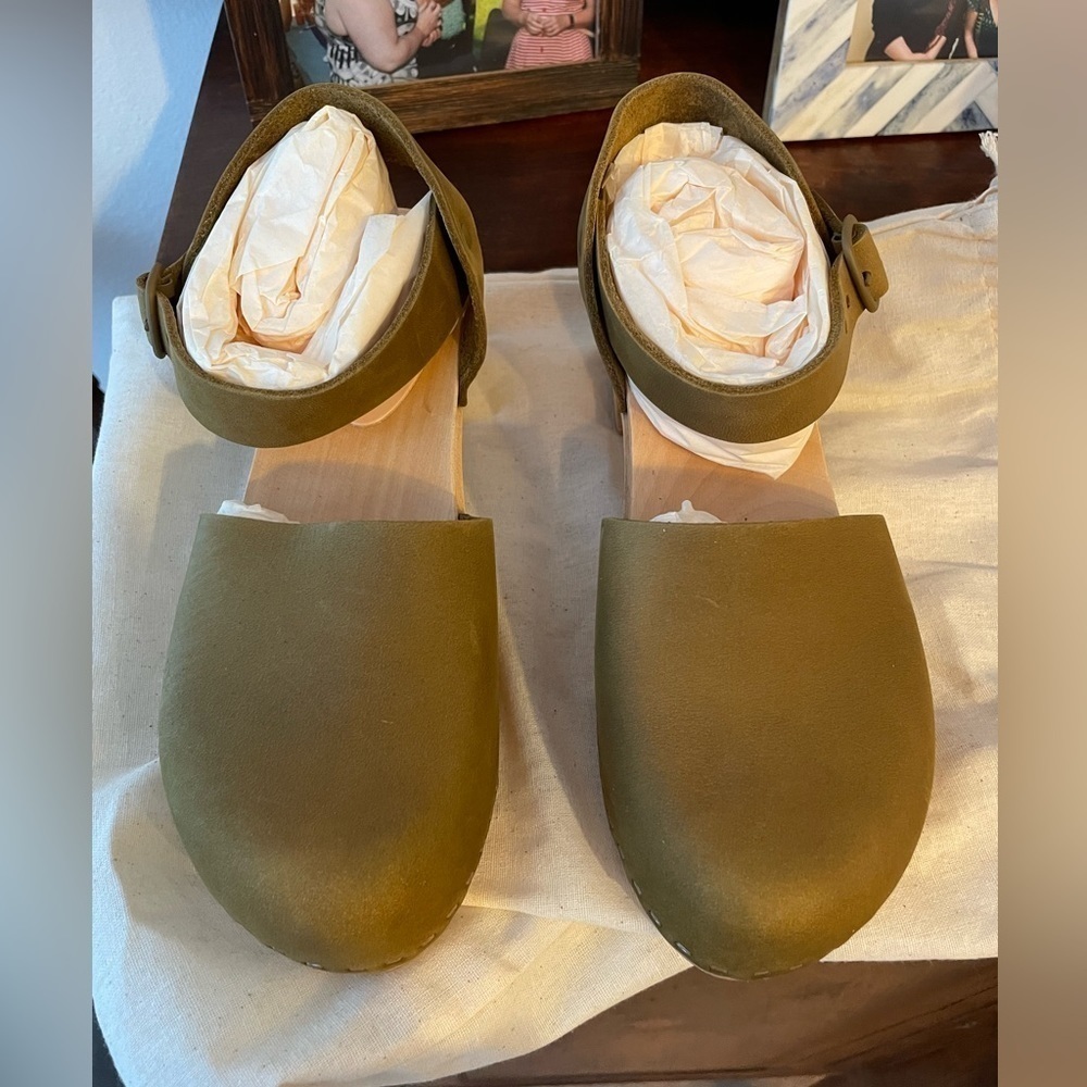 NIB Bryr Sylvie Closed Toe Block-Heel Sandals in Kelp